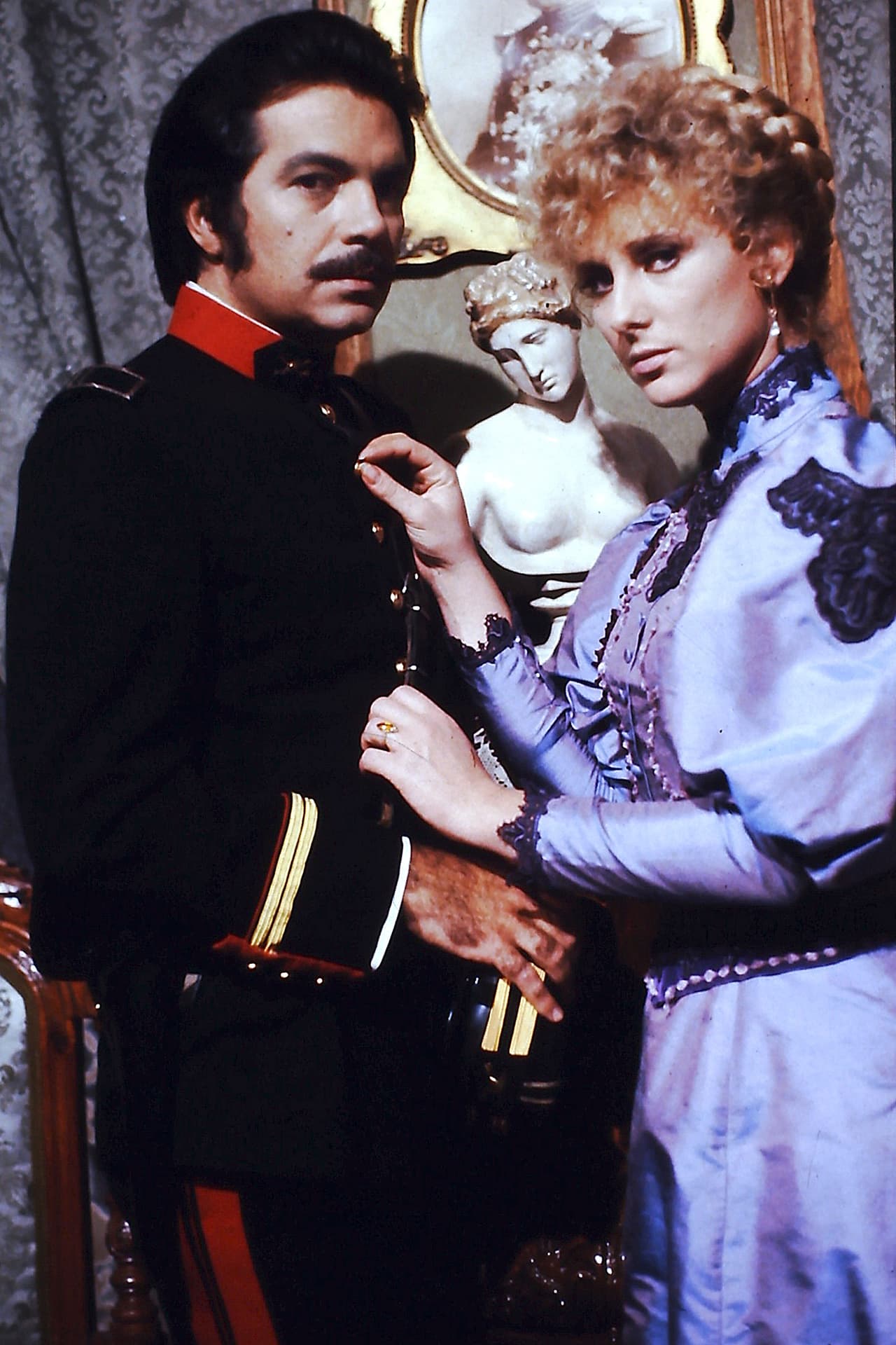 José Antonio Ferral nació en México y comenzó su carrera en 1969 en la telenovela ‘Mi amor por ti’. Después trabajó en producciones como ‘La hiena’, ‘Herencia Maldita’ y ‘El precio de la fama’. 
<b><a href="https://www.univision.com/famosos/muere-la-actriz-christian-bach-a-los-59-anos-fotos">Compartió créditos con Christian Bach</a></b> y Frank Moro en la telenovela de época ‘Bodas de odio’ de 1983.