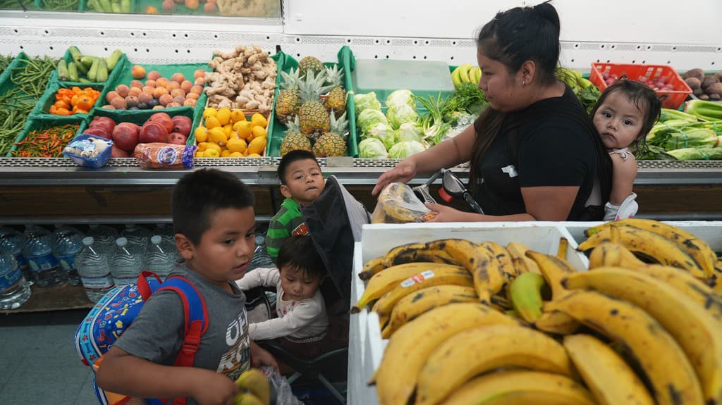 En un minuto: La administración Trump enfrenta un plazo límite sobre los cupones del programa SNAP
