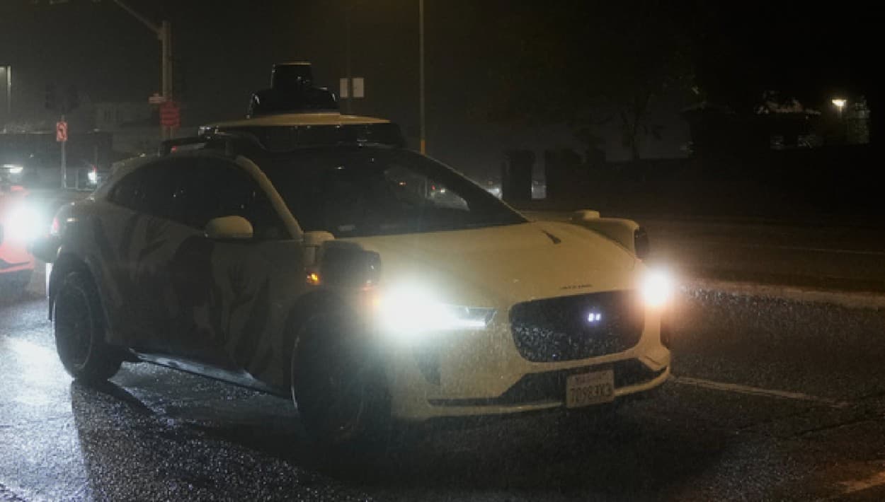 Choque entre un sedán azul y un auto de Waymo deja dos personas heridas en el Venice Boulevard