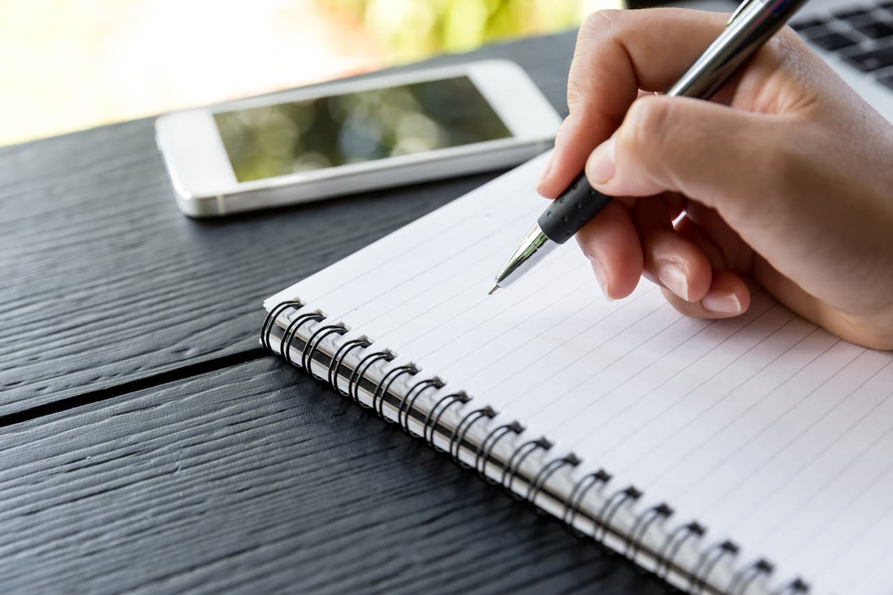 Cuando sientas que has recibido toda la información, comienza a organizarla; mira si tienes el mismo número de nombres y frases. Si no están iguales en cantidad, pide nuevamente a Dios y a tus angelitos que te entreguen más para poder tener el mismo número en ambas listas.
<br>