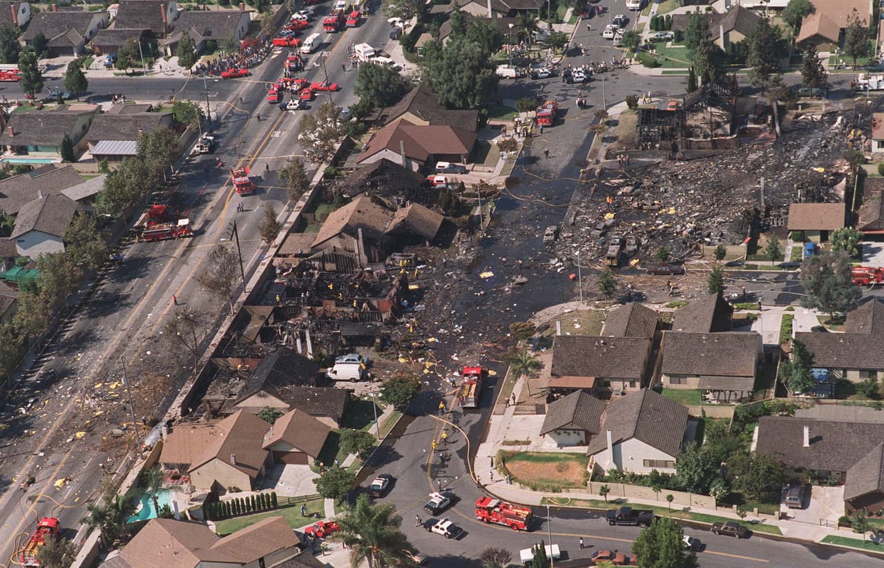 Imagen de la devastación causada en una zona residencial de Cerritos, California, por el choque entre un avión de Aeroméxico y una avioneta el domingo 31 de agosto de 1986.