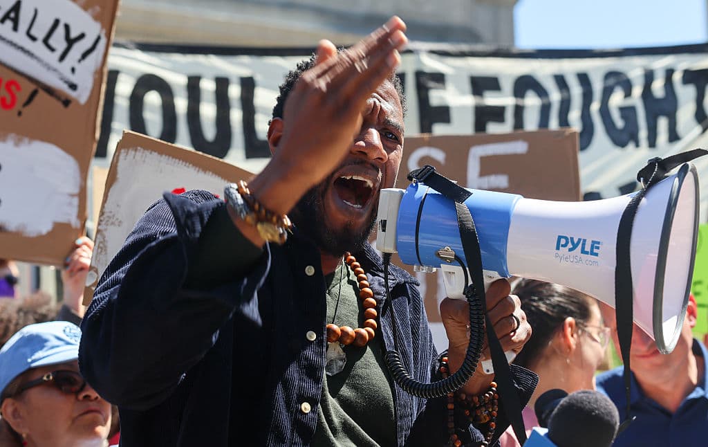 Baraka cuenta con el apoyo del activista 
<b><a href="https://www.univision.com/local/nueva-york-wxtv/politica-new-york/jumaane-williams-reelegido-defensor-del-pueblo" target="_blank">Jumaane Williams,</a> 'Ombudsman' </b>de la ciudad de Nueva York, quien participó de la manifestación contra el proceso al que agentes de ICE sometieron al alcalde de Newark.