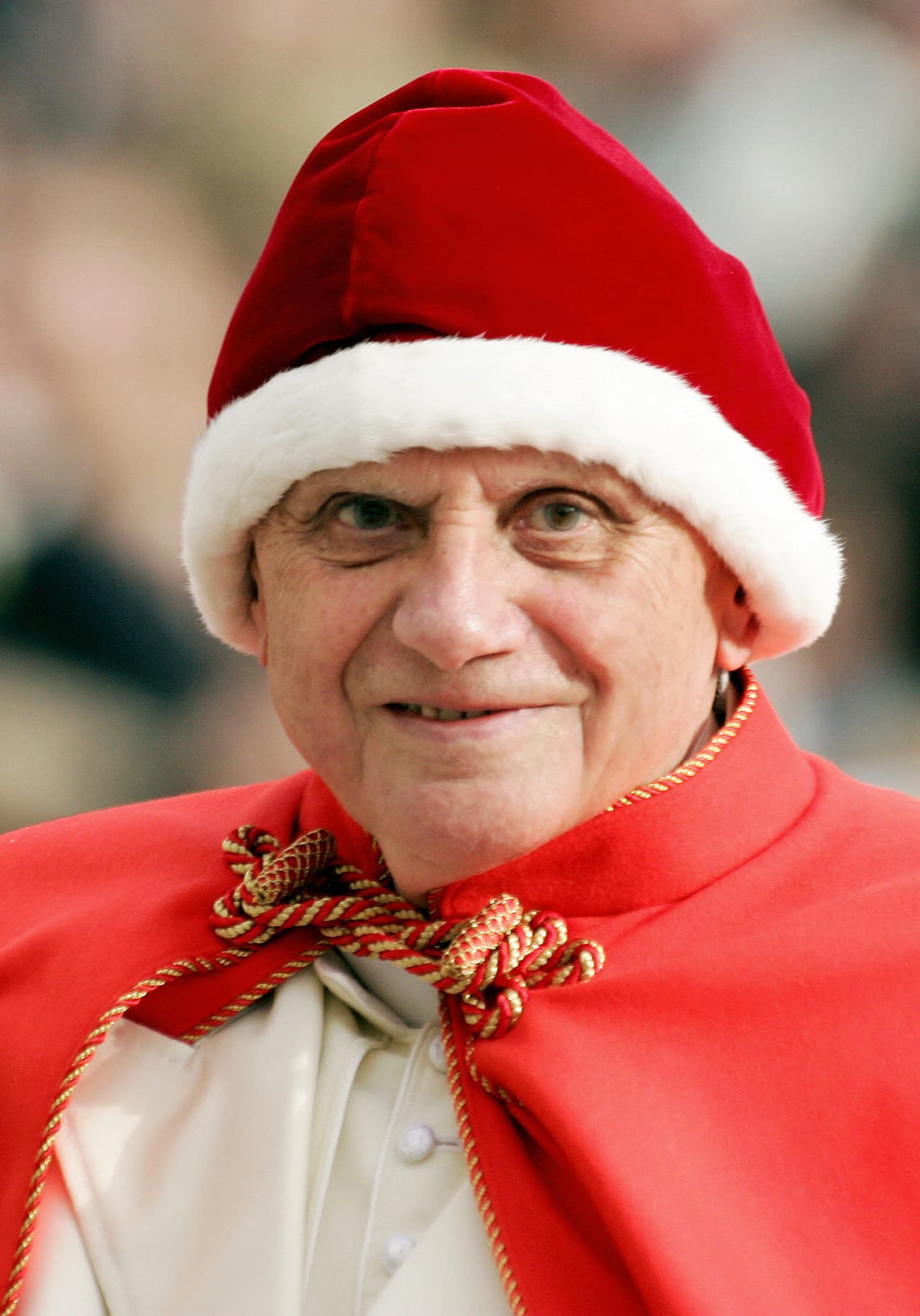 En realidad, este gorro, conocido como camauro, es parte de la indumentaria papal. No obstante, tras el papado de Juan XXIII (1958 y 1963) cayó en desuso hasta que Benedicto XVI lo volvió a utilizar.