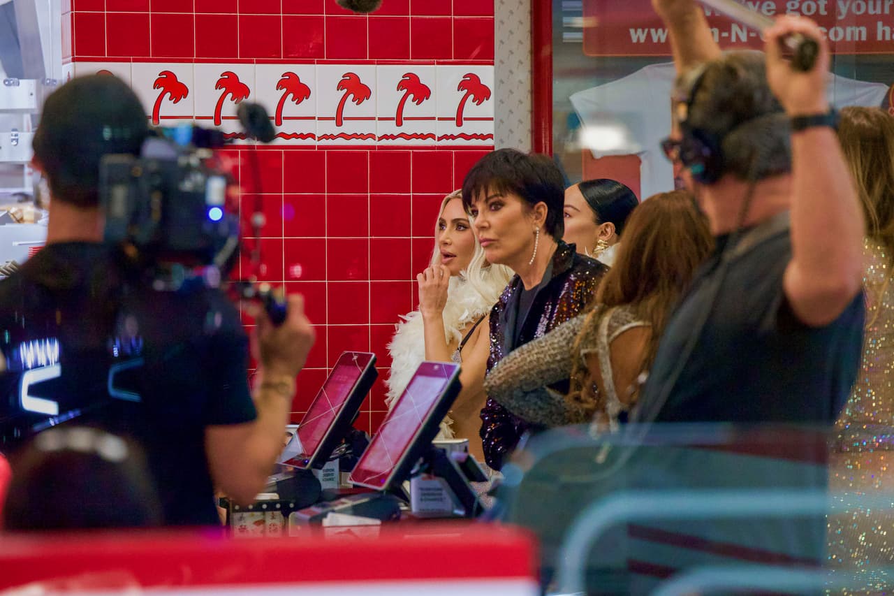 Kris Jenner miraba atentamente el menú antes de realizar su orden.