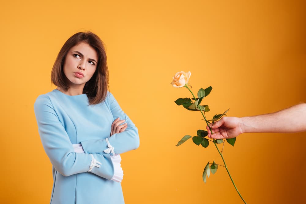 Sin embargo, ten cuidado justamente con tu ego. No te pongas demasiado terca o arrogante, queriendo salirte con la tuya en todo, ya que si estás de terca y enojona, queriendo mandar a tu pareja, no durará mucho.