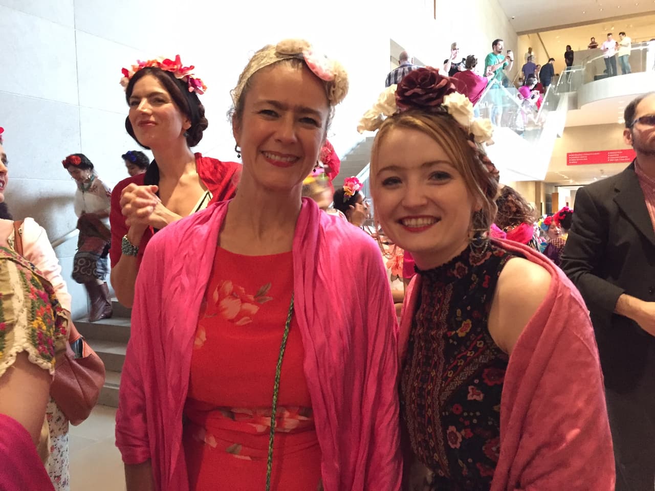 <b>Renee Wallace, </b>de 47 años de edad, y 
<b>Alexia Mentzel, </b>de 28. Ambas son maestras de arte.
<br>"No he hecho sino decirle 'hola, Frida' a todas las Fridas", dijo Wallace riendo. "Es parte de la cultura que le tenemos que enseñar a los pequeños en Texas".