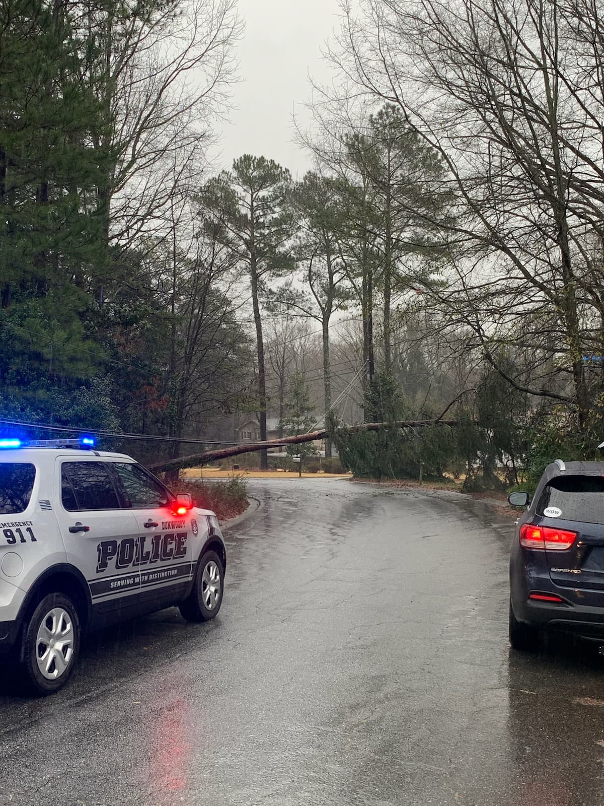 La Policía de Dunwoody reportó árboles y cables eléctricos caídos en Ridgelock Court y Sumac Drive. Dijo que la vía estaba completamente cerrada.