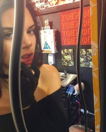 Kendall Jenner también recurrió a él para tatuarse 'meow' en el labio.