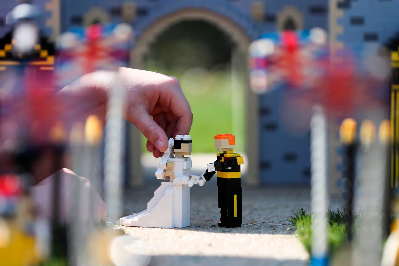 La pequeña pieza blanca incluye tres flores en la falda, tal vez una premonición de cómo será el vestido que supuestamente será diseñado por los australianos Tamara Ralph y Michael Russo.