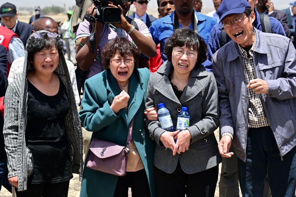 En el accidente murieron los ocho miembros de la tripulación, más los 149 pasajeros entre los que había turistas, viajeros por negocio y al menos "una docena de empleados de Naciones Unidas". Provenían de un total de 35 países: cada uno los lloró a su manera.