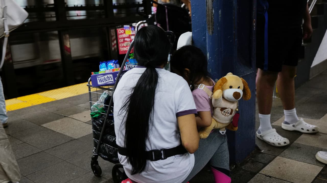 Menores inmigrantes venden productos en calles de NY; advierten a padres de sanciones