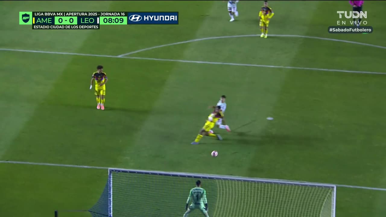 ¡Cáceres estuvo a punto de hacer un autogol!