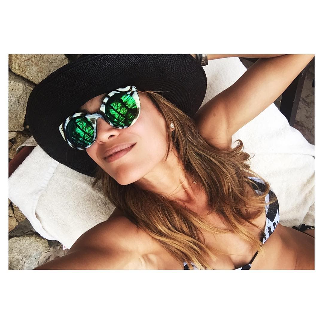 Martínez no tiene un estilo favorito y la podemos ver en traje de baño completo o bien en uno de dos piezas.