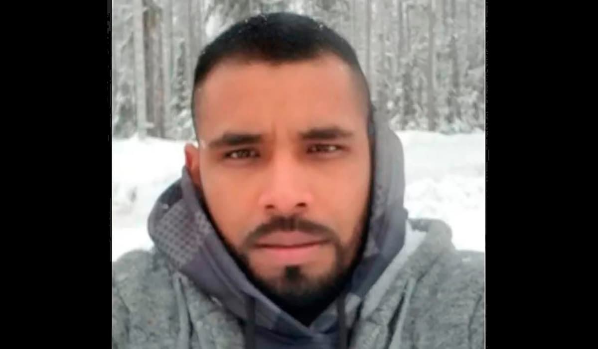 Agentes de KCSO piden ayuda para esclarecer el homicidio de un mexicano hallado en la carretera