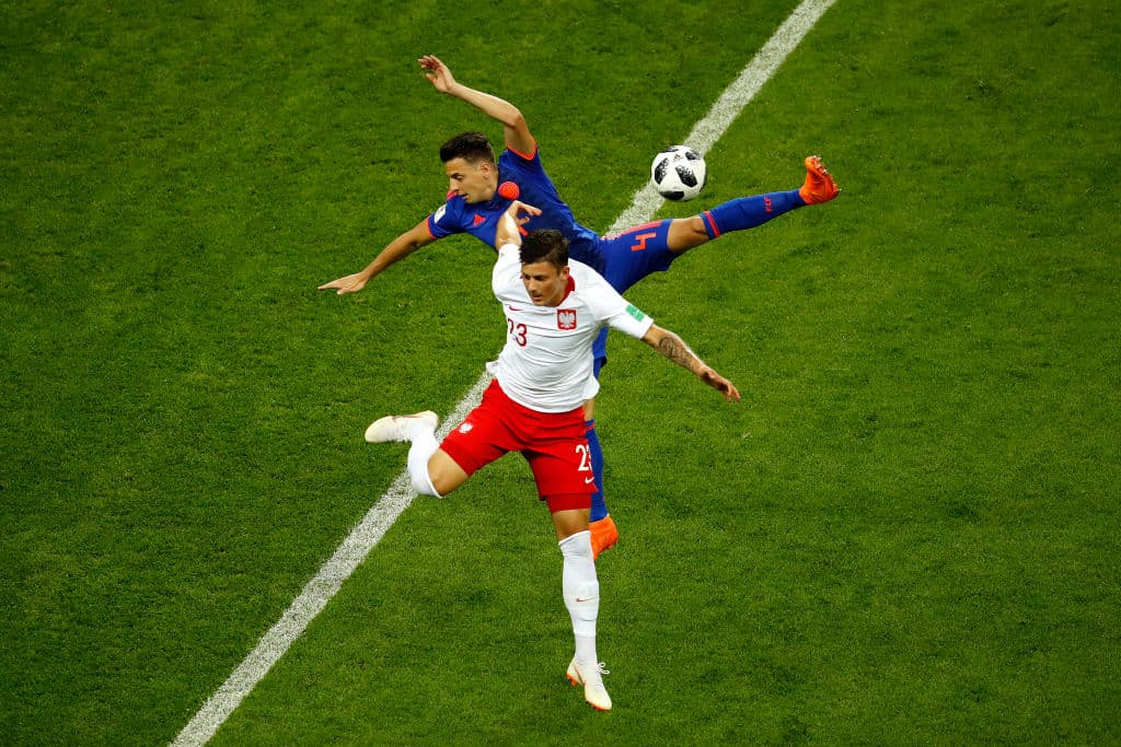 Pero no pasó mucho tiempo y el partido empezó a ponerse muy físico. Dos estilos diferentes tratando de hacer valer sus condiciones derivó en rispidez y fricción en la cancha.