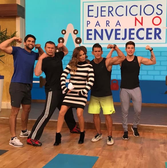 Karlita posando entre puro fortachón, aunque ella también sabe como mantenerse en forma.