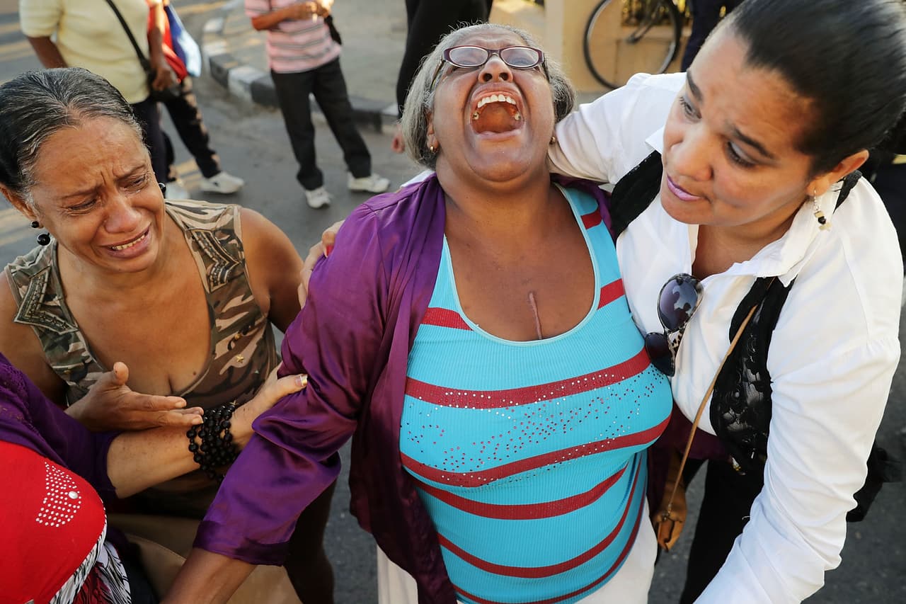 Una mujer llora desesperadamente al ver pasar la caravana que lleva los restos del líder cubano.