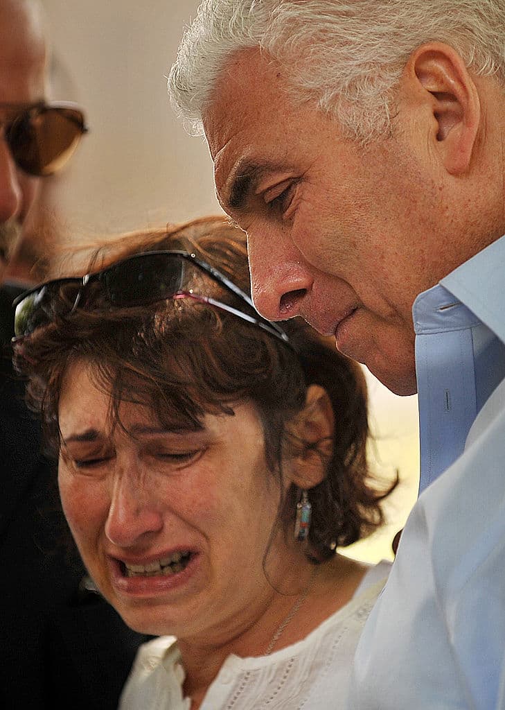 Mitch y Janis Winehous el 25 de julio de 2011, días después de la muerte de su hija. 
<br>
<br>Un galardonado documental de 2015, llamado 
<i>"Amy",</i> contaba que su familia, especialmente
<b> el padre de Amy y su exmarido se aprovechaban del dinero que generaba la cantante en desdén de los problemas de adicciones que tenía. </b>
<br>
<br>Sin embargo, el nuevo documental de BBC, que incluye entrevistas a personas cercanas a la artista, muestra otra imagen. "Janis y Mitch estuvieron ahí (con ella), todo el tiempo... las innumerables veces que fue llevada a rehabilitación", dice una de las entrevistadas.