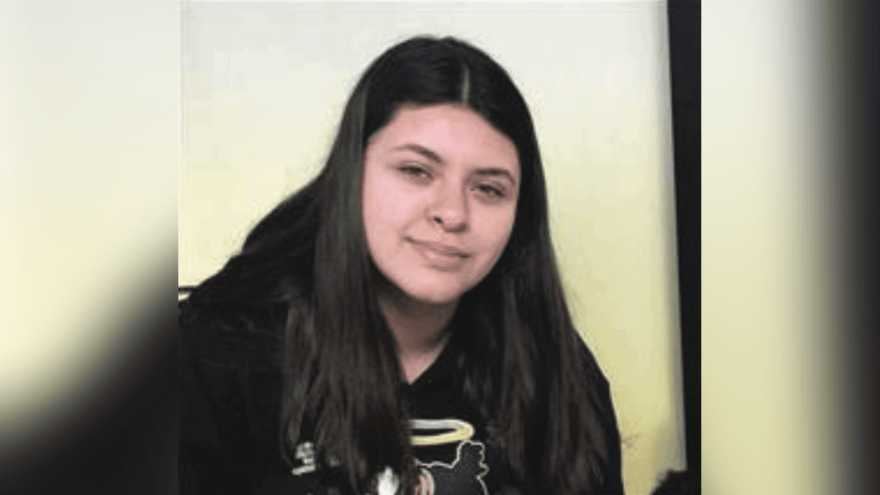 La adolescente desaparecida, en la primera imagen, usa maquillaje, en la segunda, no.