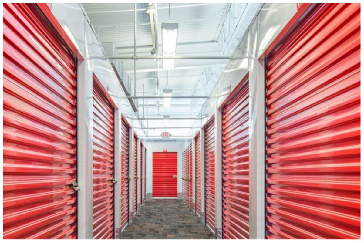 Las autoridades investigaron el incendio y descubrieron que la pareja sentimental de la mujer la dejó encerrada en la bodega.