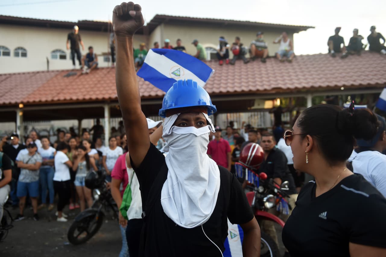 Una multitudinaria manifestación inundó las calles de Managua el 23 de abril. Activistas exigieron al gobierno de Daniel Ortega el fin de la represión. Departamento de Estado de EEUU ordenó la salida de militares y personal del estadounidense de Nicaragua.