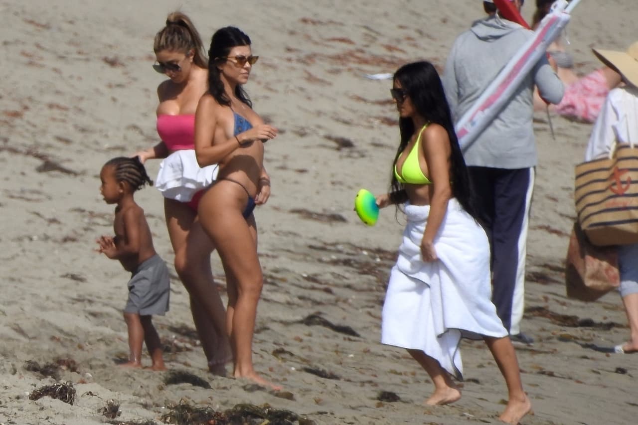 El domingo, fue vista junto a sus dos hijos mayores, North y Saint, además de varias amigas y 
<b><a href="https://www.univision.com/entretenimiento/quieres-salir-con-un-kardashian-estas-son-las-complicadas-condiciones-que-sus-novios-deben-cumplir-fotos">sus hermanas Kourtney y Kendall</a></b> en una playa en Malibú, California.