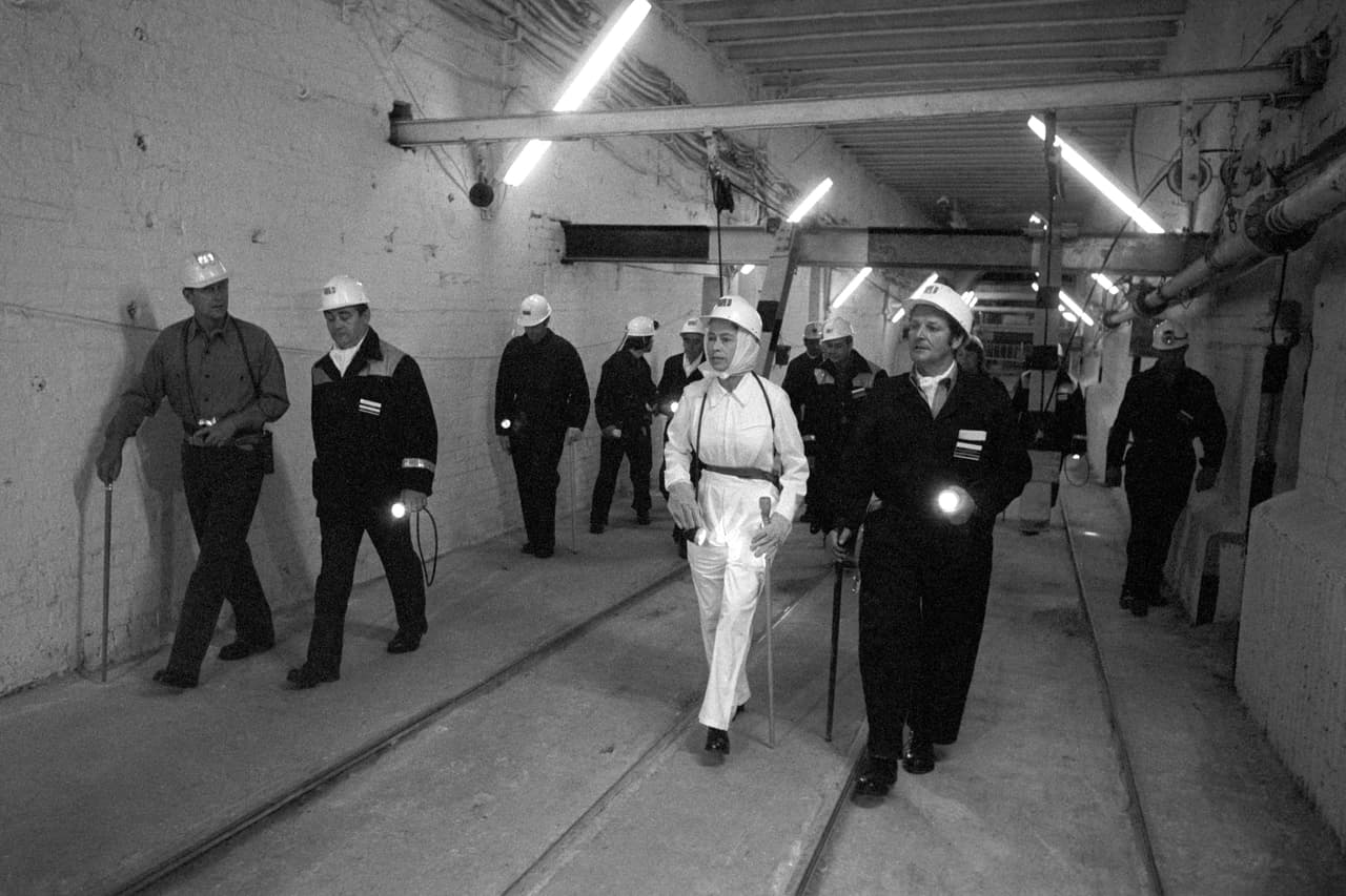 Una de las imágenes más curiosas que ha publicado la Casa Real con motivo de
<a href="https://www.univision.com/shows/noticiero-univision/al-cumplir-70-anos-en-el-trono-isabel-ii-pide-apoyo-para-camilla-parker-cuando-sea-reina-consorte-en-inglaterra-video">los 70 años de reinado de Isabel II</a> es esta de una visita en 1975 a
<b>la mina Silverwood Colliery, cerca de Rotherham.</b>