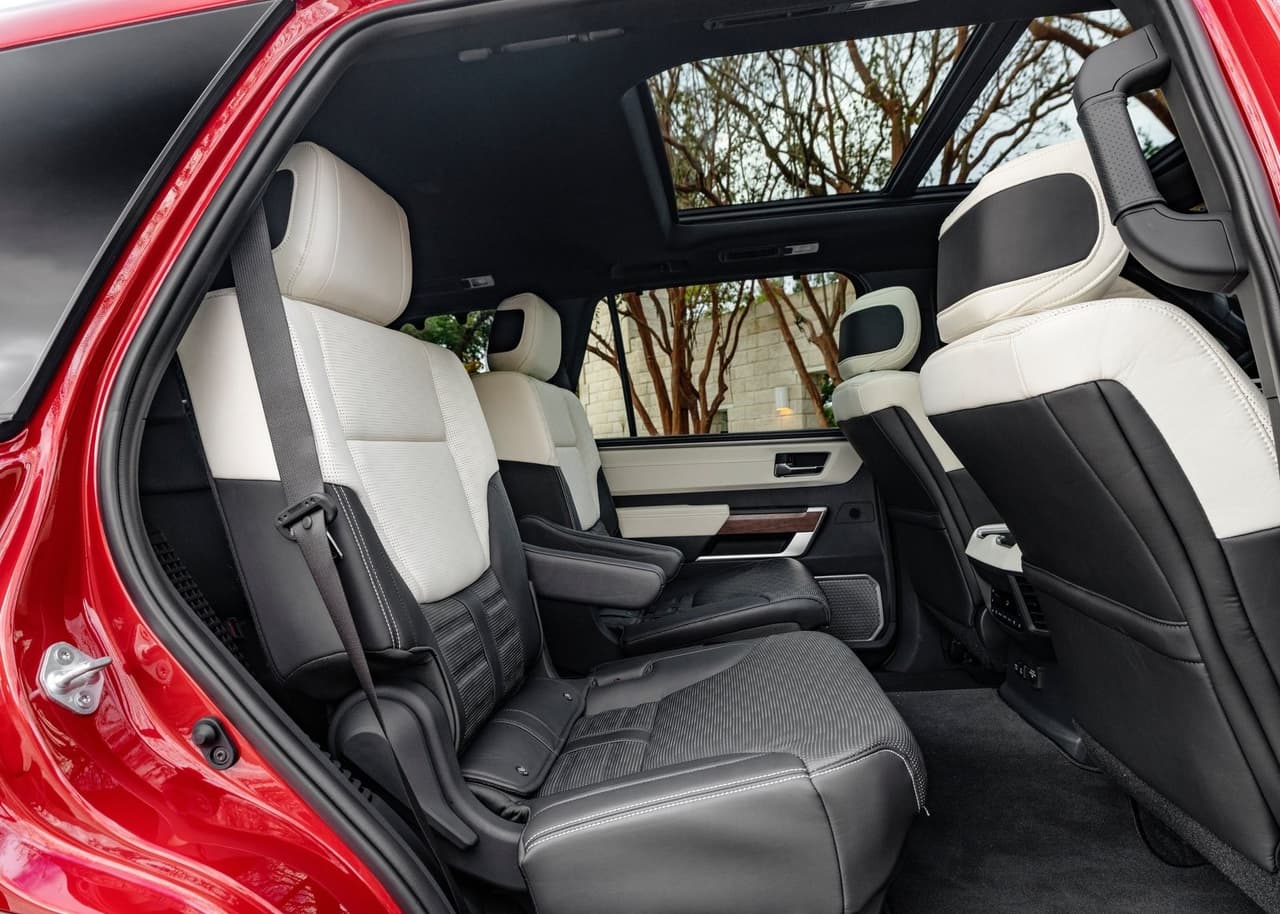 La Toyota Sequoia 2023 se rejuvenece adoptando un estilo moderno, una cabina tecnológica y un sistema de propulsión híbrido.