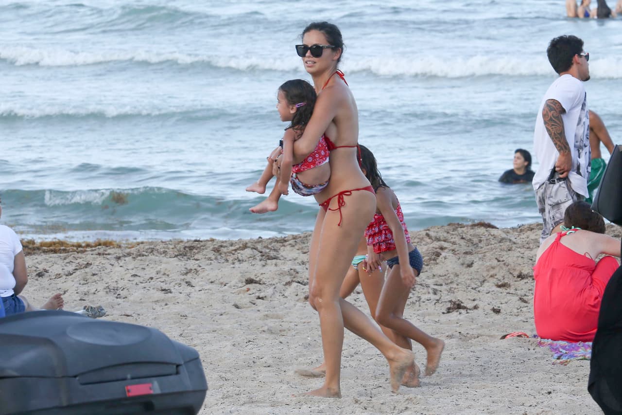 Adriana se dejó ver feliz paseando a sus hijas: Valentina y Sienna.