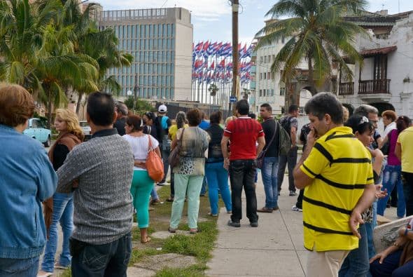 Mientras el gobierno de EE.UU. volvió a pedir a Cuba la liberación del contratista estadounidense Alan Gross durante la ronda de diálogo migratorio que tuvo lugar el jueves, en una sesión que se cerró sin aparentes avances, los cubanos trataban de llegar a las oficinas de la Sección de Intereses en La Habana, con la esperanza de conseguir una visa. "La delegación estadounidense reiteró su llamado a la liberación de Alan Gross, que fue arrestado por las autoridades cubanas el 3 de diciembre de 2009 y más tarde sentenciado a 15 años en prisión", dijo la portavoz del Departamento de Estado, Jen Psaki, en un comunicado. El diálogo migratorio es uno de los intercambios políticos más importantes que sostienen ambos países, sin relaciones diplomáticas desde 1962. La segunda ronda celebrada ayer estuvo centrada en asuntos como "la cooperación (bilateral) en aviación de seguridad, búsqueda y rescate y fraude de documentos consulares", según Psaki. "La delegación estadounidense subrayó las áreas donde ha habido cooperación exitosa, en materia de migración, en cuanto al intercambio de información sobre la prohibición de inmigrantes indocumentados y a la hora de clarificar aspectos de los recientes cambios de Cuba en política migratoria". Al igual que en la reunión de julio de 2013, la delegación cubana en el diálogo estuvo encabezada por la directora del Ministerio de Relaciones Exteriores de Cuba, Josefina Vidal; y la estadounidense por el subsecretario de Estado adjunto de EEUU para Latinoamérica, Alex Lee.