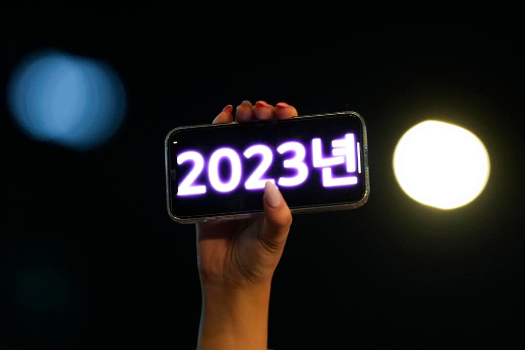 Una mujer muestra el nuevo año en su teléfono, pasadas las 12 de la noche en Seúl.