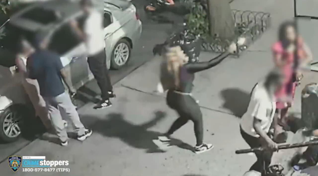 Una mujer mata a otra en plena calle de Brooklyn y queda captado en un video