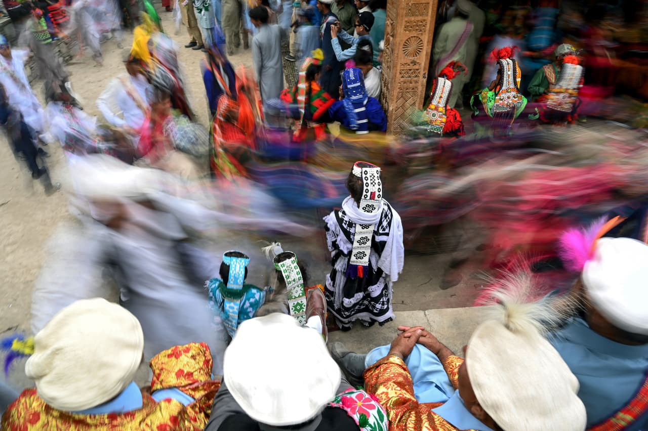 <b>Pakistán.</b> Estados Unidos asegura que en este país los servicios de emergencia son limitados. El terrorismo es el principal problema, pero el Departamento de Estado recalca que hay algunas zonas donde además hay otros peligros (como
<b> secuestros y enfrentamientos por conflictos armados).</b> Los ataques terroristas, que muchas veces tienen como objetivo sitios turísticos, mercados o incluso sedes diplomáticas, han dejado cientos de muertos. En la imagen, mujeres con trajes tradicionales durante la fiesta Joshi, que celebra la llegada de la primavera y que atrae a turistas. 
<br>