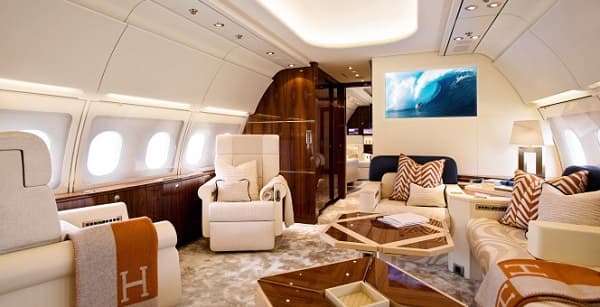 El comedor del lujoso avión puede recibir hasta 30 comensales, y según trascendidos, tiene tecnologías tomadas del Air Force One. El valor de este 767 se estima en 80 millones de dólares.