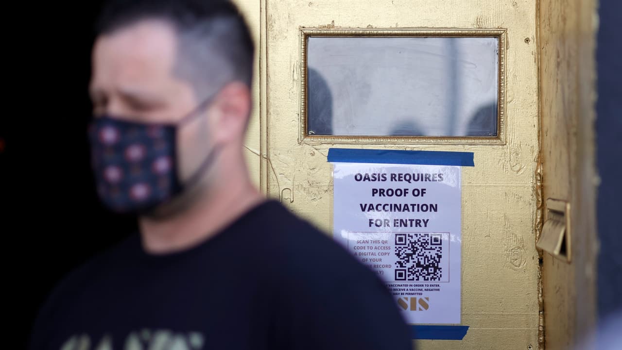 Ciudades del Área de la Bahía contemplan pruebas de vacunación para entrar a cines, restaurantes y gimnasios