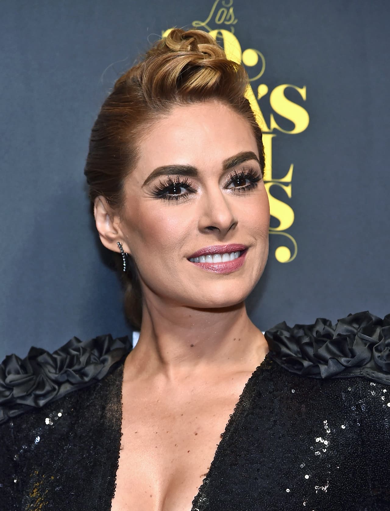 Para la gala de los 50 más Bellos de la revista People en Español, Galilea Montijo nos sorprendió con un chongo alto o de cebolla, semi trenzado (Mayo 2016).