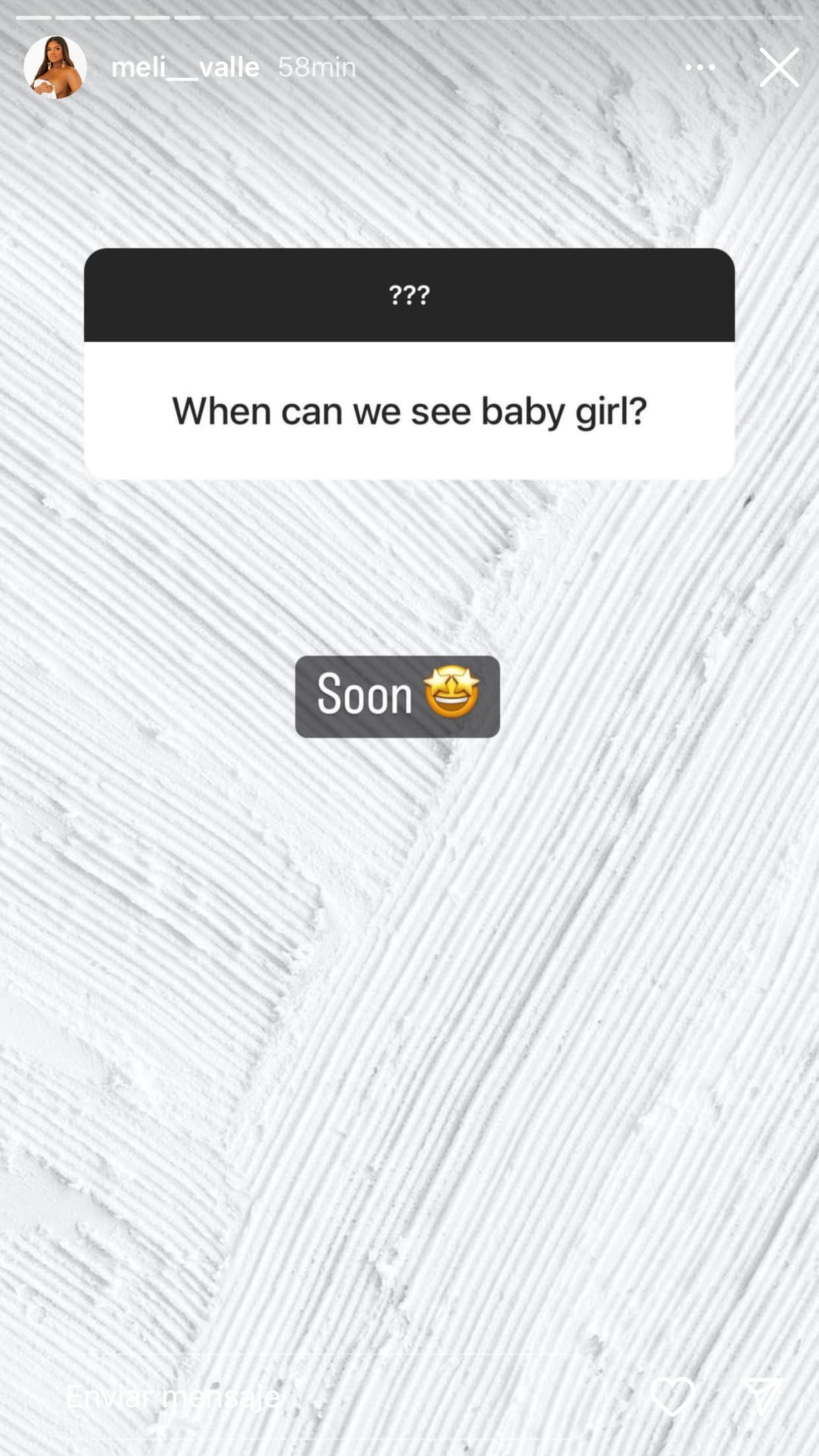 Hasta ahora, no ha publicado alguna foto en la que pueda ser vista por completa la fisonomía de la niña, pero advirtió que "pronto" lo hará. 
<br>