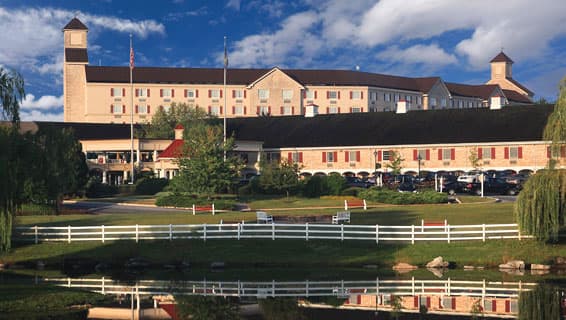 <b>El Hershey Lodge</b>, con un servicio de registro especial para niños, que incluye un regalo de llegada y un juego de adivinanzas de chocolate, también tiene un parque acuático cubierto. Además, tienen una experiencia de cetrería que está abierta a personas de todas las edades (y no huéspedes). Póngase un guante y conozca de cerca a los halcones, halcones y un águila real. 📍
<a href="https://goo.gl/maps/XhguHRziEZ7yyMs69" target="_blank">325 University Dr., Hershey</a>, 📞 717-533-3311, 🌐 
<a href="https://www.hersheylodge.com/">hersheylodge.com</a>
<br>