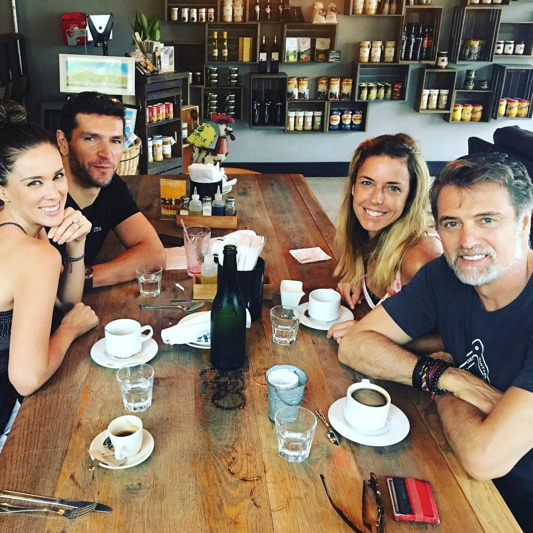 Con quien comparte memorables momentos con sus respectivas parejas.