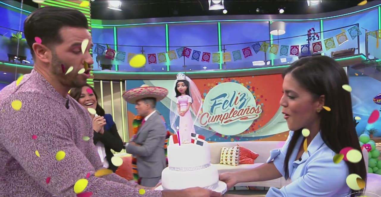 Fran se sorprendió con el pastel que le entregó Yisus en nombre de sus compañeros y la producción. La torta blanca de dos pisos con una muñequita muy parecida a ella le encantó.