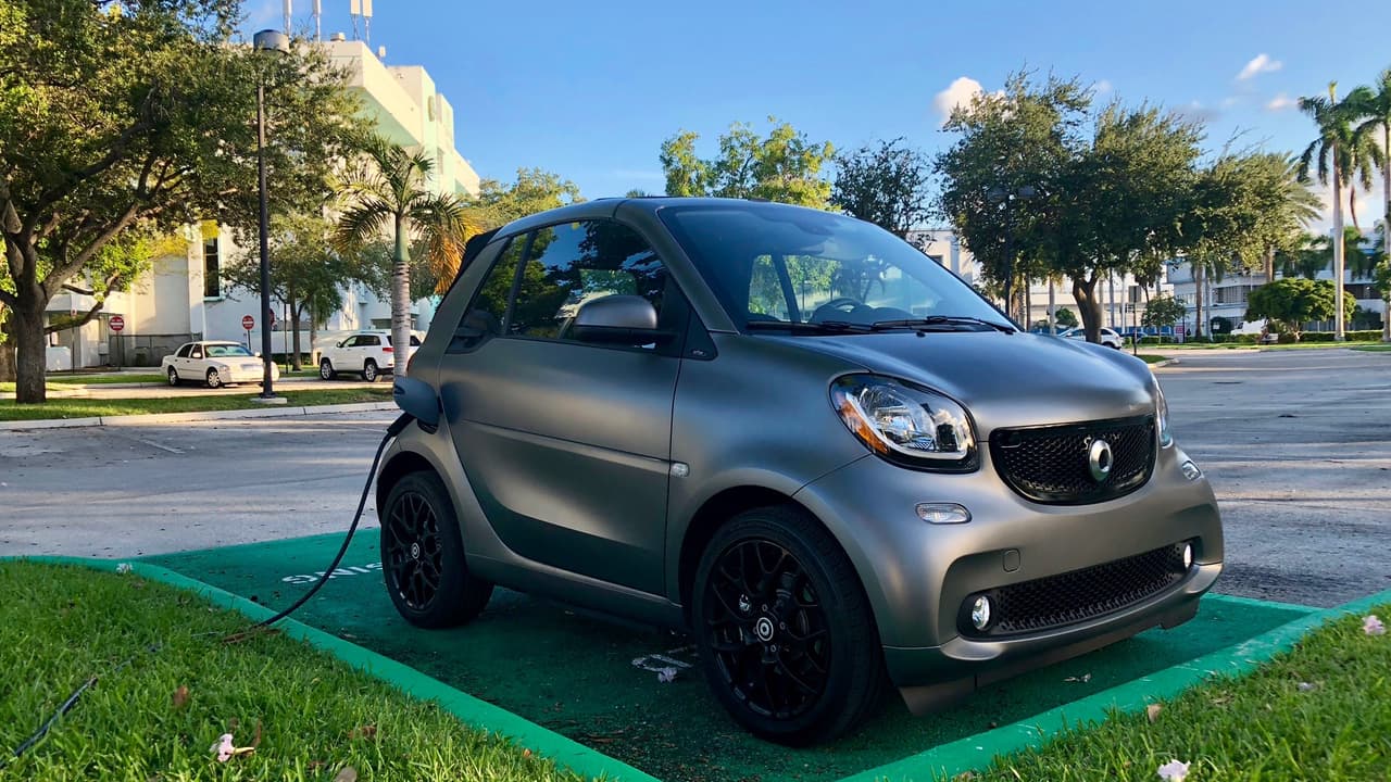 <h3 class="cms-h3-H3">9. Smart ForTwo Electric Drive</h3>
<br>Se trata un excelente auto de ciudad que lamentablemente no tiene nada que hacer en Estados Unidos. Es facil de manejar, se puede estacionar casi literalmente en cualquier lugar y no contamina. Pero las largas distancias que se recorren en las enormes autopistas de Estados Unidos 
<b>son la kriptonita que neutraliza a este miniauto eléctrico</b>, el cual aún calificando para un
<b><a href="https://www.univision.com/noticias/autos-electricos/el-gobierno-de-eeuu-te-paga-7-500-dolares-para-que-compres-uno-de-estos-carros-electricos-fotos" target="_blank"> incentivo fiscal de 7,500 dólares</a></b> solo logró colocar 
<b>1,276 unidades </b>en
<b> </b>hogares en todo el país durante 2018.