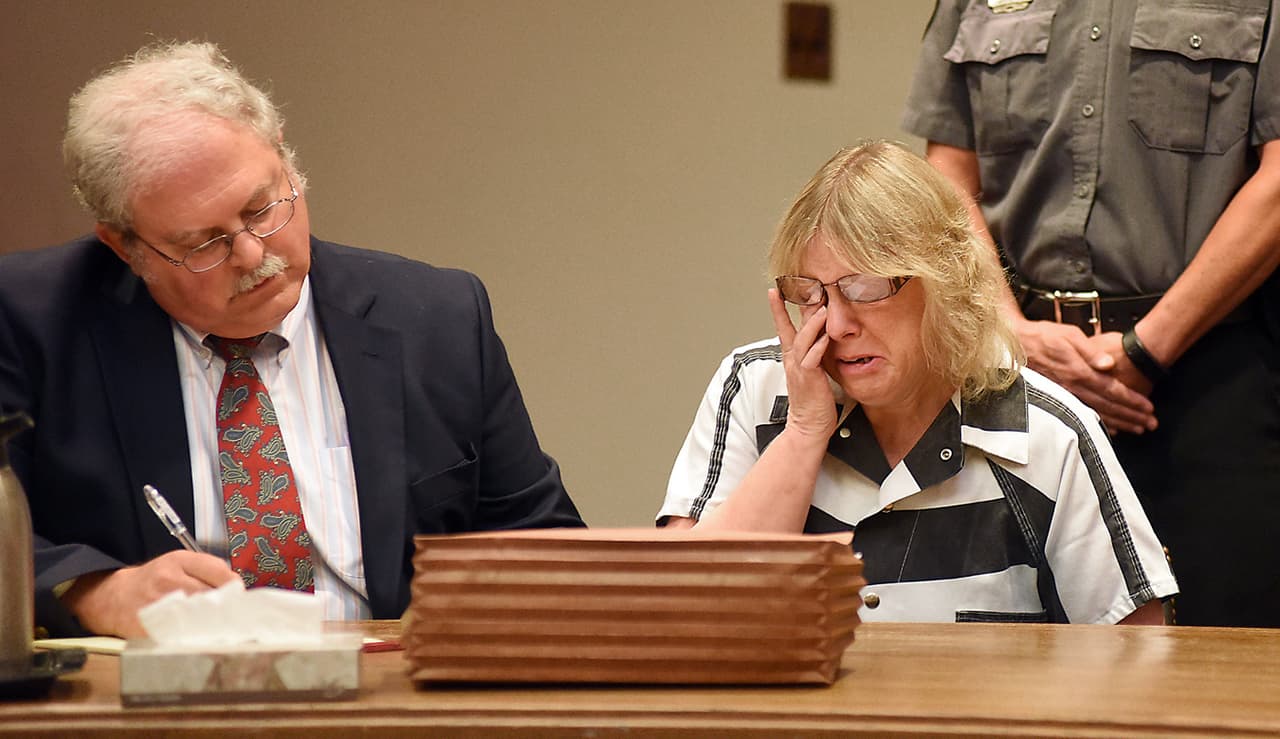 <b>Joyce Mitchell: La guardia que se arrepintió de ayudar a su amante</b>
<br>
<br>La fascinación y expectativa que generó el caso de Joyce Mitchell fue tal que su historia fue llevada a la televisión en 2018, en una miniserie protagonizada por Benicio del Toro, llamada ‘Escape at Dannemora’.
<br>
<br>Todo inició en 2015 cuando los acusados de homicidio Richard Matt y David Sweat lograron escapar de la prisión estatal de Nueva York después de cavar túneles de huida. Habían logrado hacer estas perforaciones en la prisión gracias a la ayuda de la guardia de seguridad Joyce Mitchell, quien sostenía una relación sentimental con Richard Matt y quien les proporcionó todo tipo de herramientas para cavar.