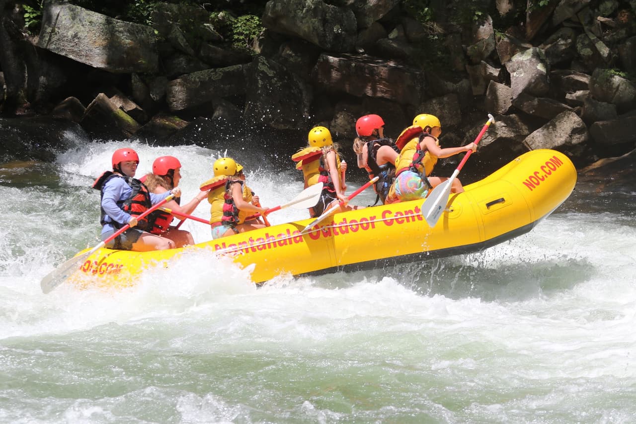 <b><a href="https://noc.com/nantahala-river-nc/?gclid=Cj0KCQjwuaiXBhCCARIsAKZLt3lptivmVr6vkiW5tLIaO1YAoLvoY4-qn79vJtAsSRN504OhZxeP3dEaAo10EALw_wcB">Nantahala Rafting with Adventurous Fast Rivers</a></b>. Toma una balsa para cruzar rápidos o viaja en un patito inflable por el río Nantahala. Vuela por encima de las copas de los árboles con el Mountaintop Zip Line Tour de NOC y pon a prueba tus habilidades en el Zip Line Adventure Park, un recorrido desafiante con 16 obstáculos aéreos. 
<br>
<br>
<b><a href="https://g.page/Fastriversrafting?share">Cómo llegar</a></b>