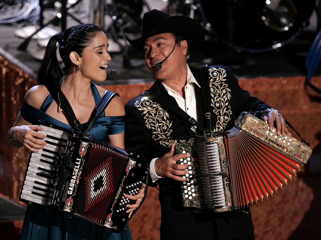 En 2005 Julieta Venegas y Los Tigres del Norte protagonizaron un duelo de acordeones para interpretar el tema 'La Sorpresa'.