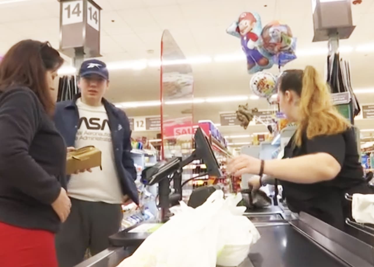 Supermercados instalan barrera de plástico para proteger a cajeros del coronavirus