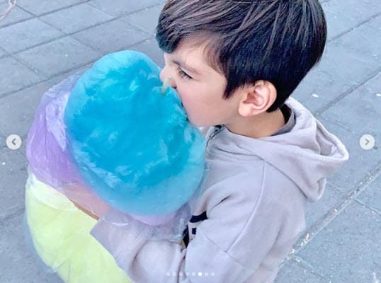 Matteo se comió un algodón de azucar que le compraron sus papás.