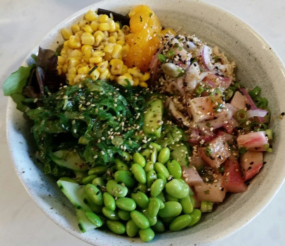 Uno de los mejores exponentes del condado de San Mateo, en California es el restaurante
<b>Tuna Kahuna de Burlingame</b>, el cual ofrece comida hawaiana y japonesa.
