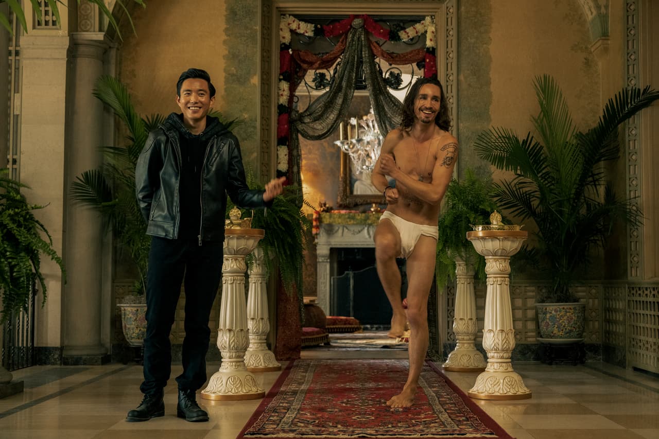 Justin H. Min como Ben Hargreeves y Robert Sheehan como Klaus Hargreeves