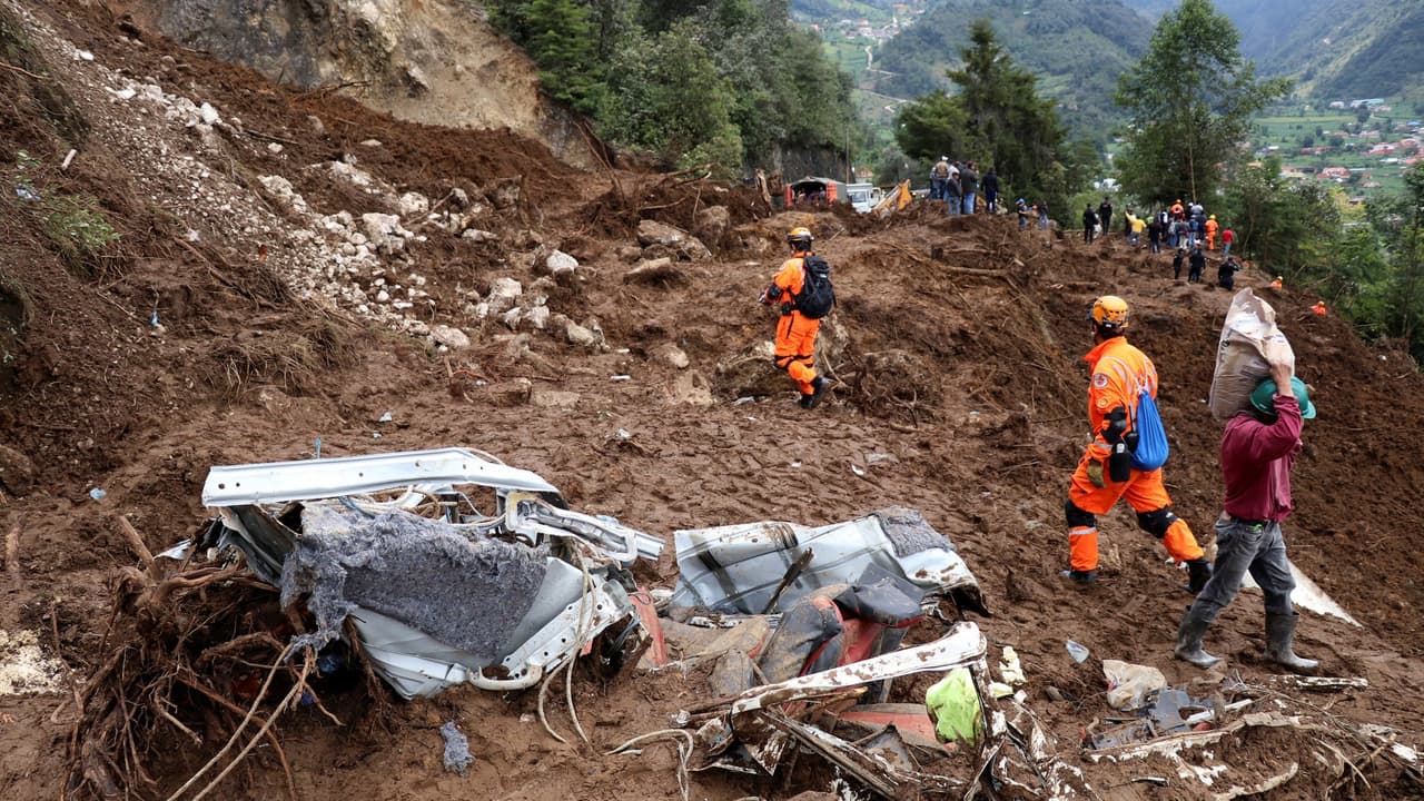 11 personas mueren por un devastador deslave en Guatemala que sepultó casas y vehículos