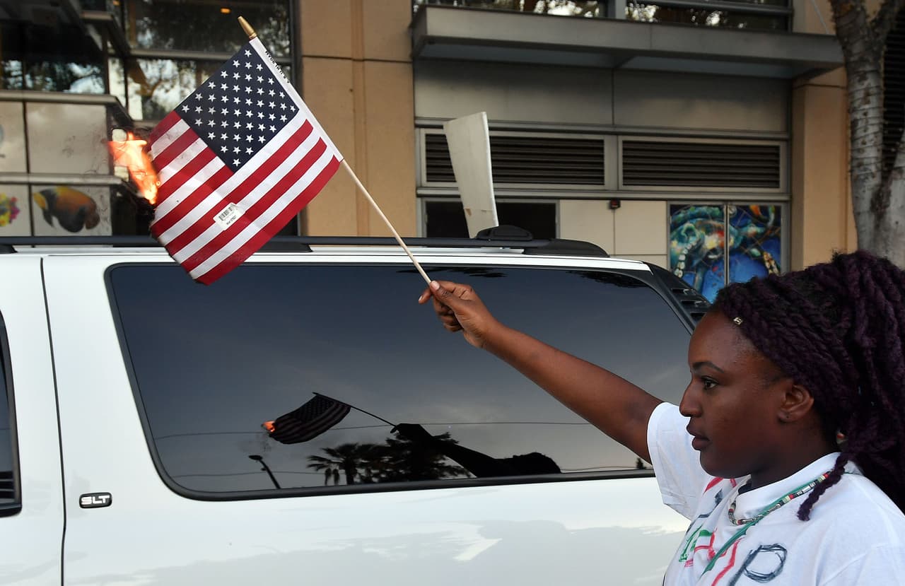 Esta protesta con la bandera de EEUU puede llevar ahora a la deportación de inmigrantes o a la revocación de sus visas